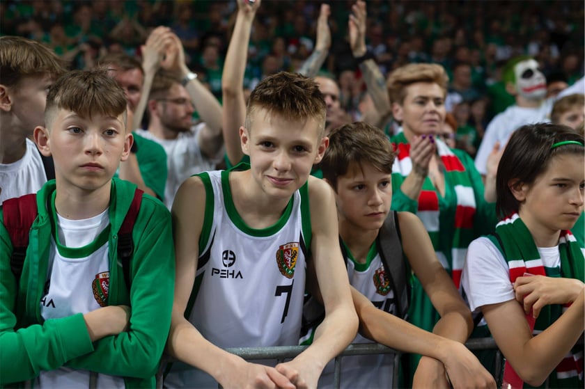 Kibice Śląska Wrocław bawią się w Hali stulecia z okazji mistrzostwa klubu