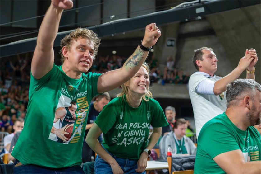 Kibice Śląska Wrocław bawią się w Hali stulecia z okazji mistrzostwa klubu