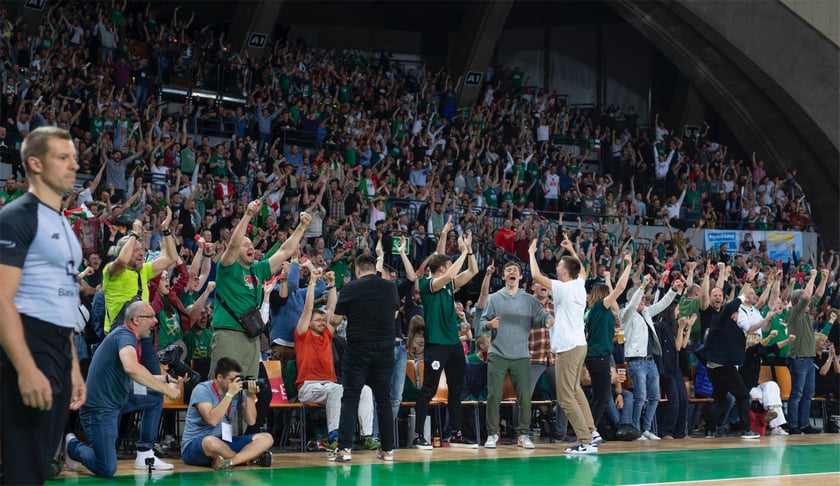 Kibice Śląska Wrocław bawią się w Hali stulecia z okazji mistrzostwa klubu