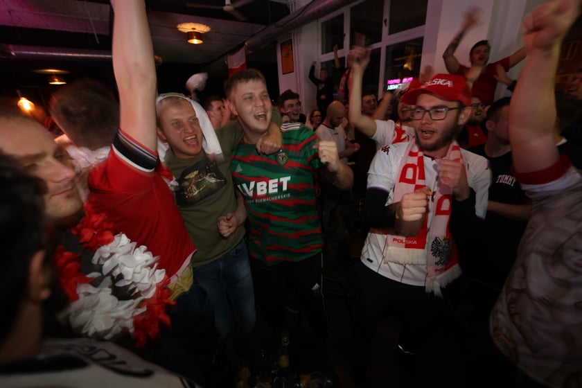 Kibice w Pubie Sportowym Wembley oglądają mecz Polska-Argentyna