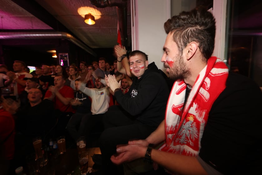 Kibice w Pubie Sportowym Wembley oglądają mecz Polska-Argentyna