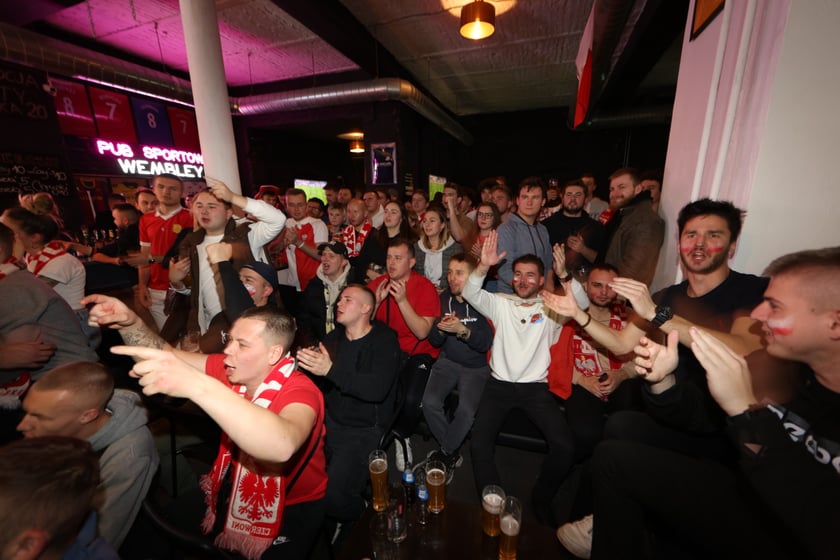 Kibice w Pubie Sportowym Wembley oglądają mecz Polska-Argentyna