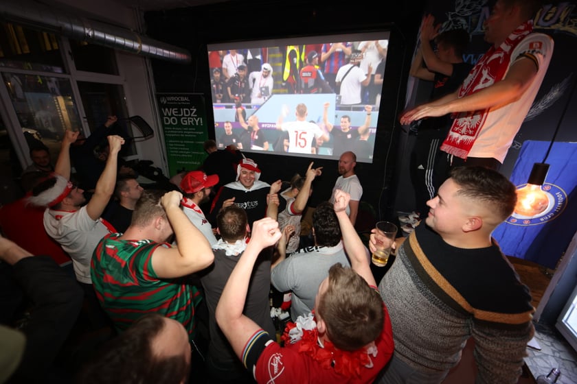 Kibice w Pubie Sportowym Wembley oglądają mecz Polska-Argentyna