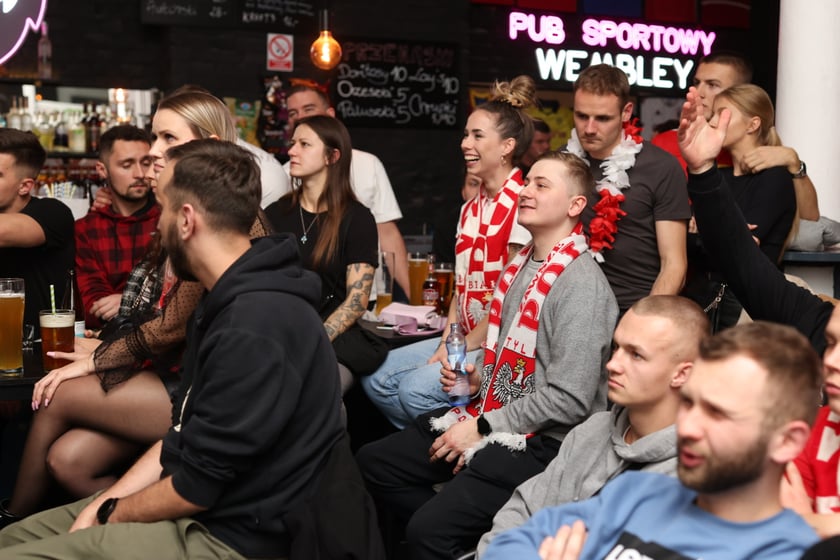Kibice w Pubie Sportowym Wembley oglądają mecz Polska-Argentyna