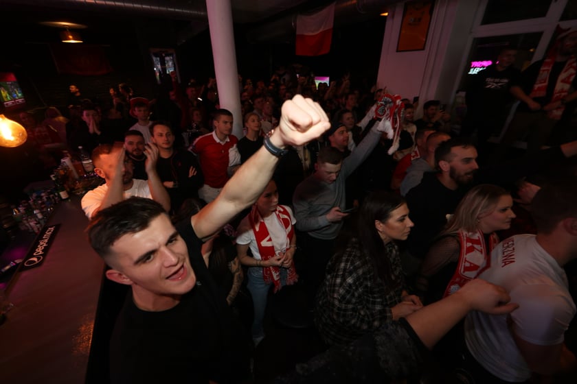 Kibice w Pubie Sportowym Wembley oglądają mecz Polska-Argentyna