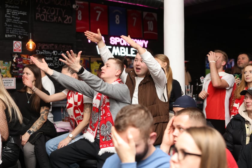 Kibice w Pubie Sportowym Wembley oglądają mecz Polska-Argentyna