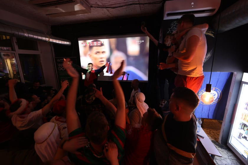 Kibice w Pubie Sportowym Wembley oglądają mecz Polska-Argentyna