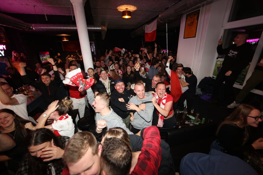 Kibice w Pubie Sportowym Wembley oglądają mecz Polska-Argentyna