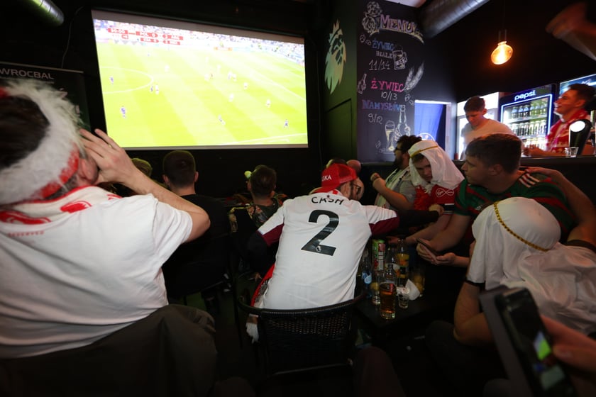 Kibice w Pubie Sportowym Wembley oglądają mecz Polska-Argentyna
