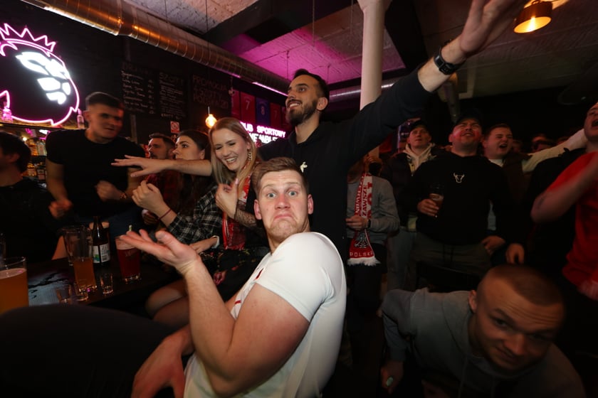 Kibice w Pubie Sportowym Wembley oglądają mecz Polska-Argentyna