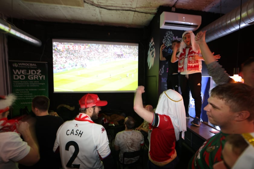 Kibice w Pubie Sportowym Wembley oglądają mecz Polska-Argentyna