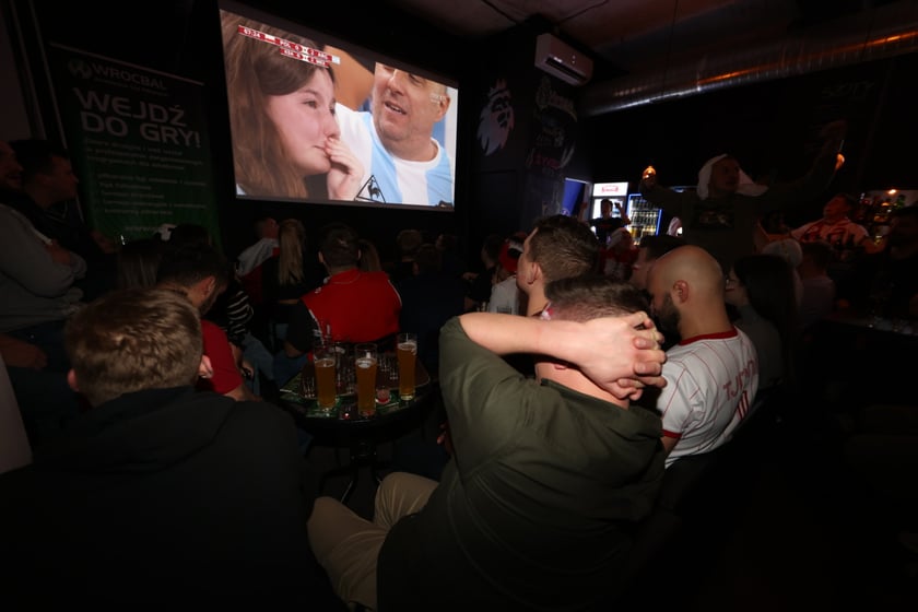 Kibice w Pubie Sportowym Wembley oglądają mecz Polska-Argentyna