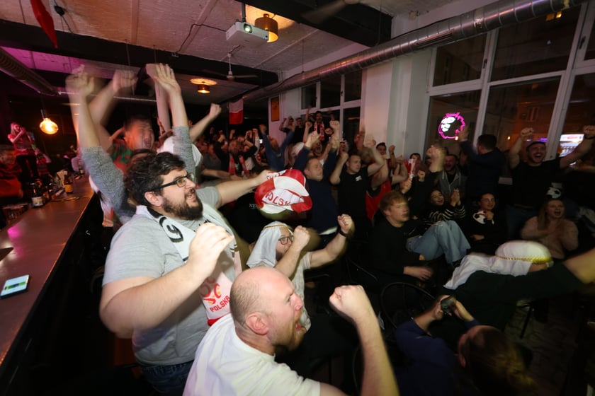 Kibice w Pubie Sportowym Wembley oglądają mecz Polska-Argentyna