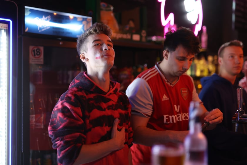 Kibice w Pubie Sportowym Wembley oglądają mecz Polska-Argentyna