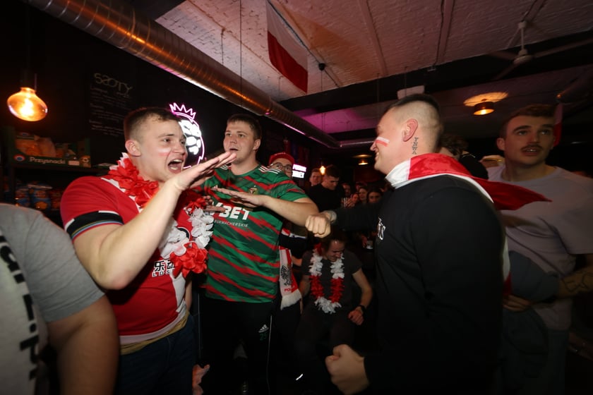 Kibice w Pubie Sportowym Wembley oglądają mecz Polska-Argentyna