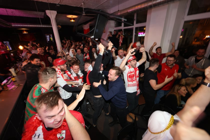 Kibice w Pubie Sportowym Wembley oglądają mecz Polska-Argentyna