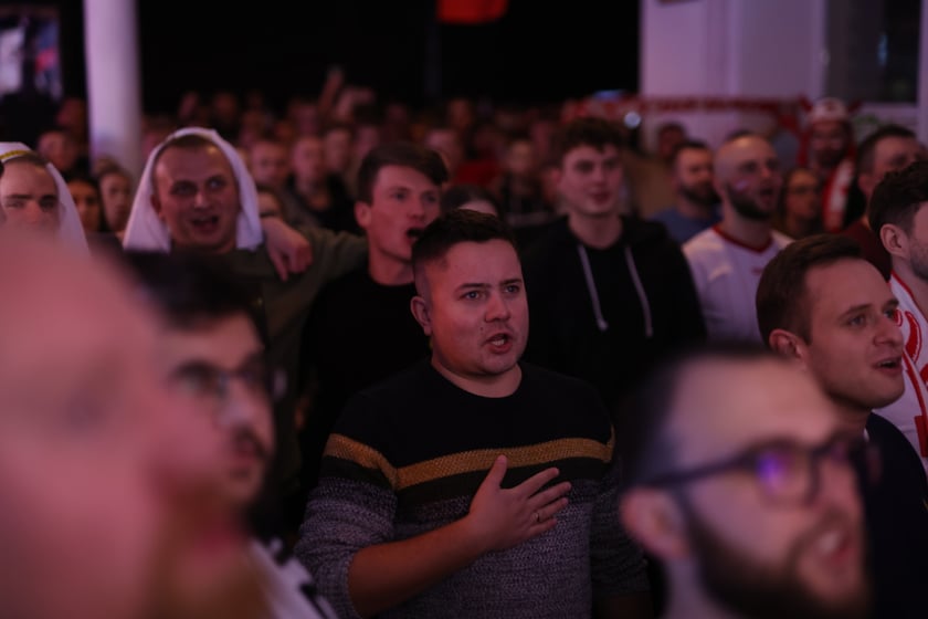 Kibice w Pubie Sportowym Wembley oglądają mecz Polska-Argentyna