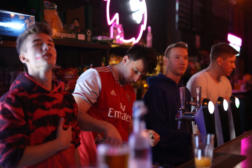 Kibice w Pubie Sportowym Wembley oglądają mecz Polska-Argentyna