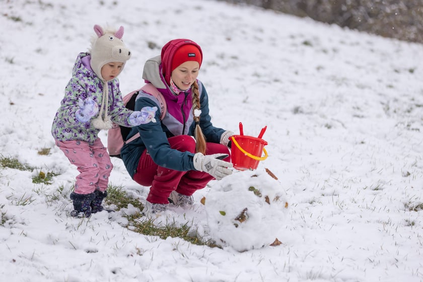 Wzgórze Słowiańskie - położone na osiedlu Nadodrze, przy placu Słowiańskim. Jest tu rekreacyjna trasa saneczkowa. Wzgórze sąsiaduje z ruchliwymi ulicami i torowiskami, więc należy zachować rozwagę.