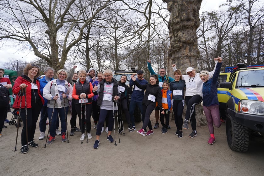Uczestnicy ?Urodzinowego, charytatywnego biegu i marszu nordic walking dla Lenki? w parku Południowym