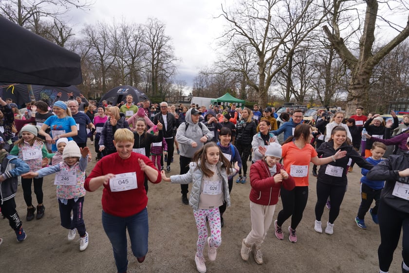 Uczestnicy ?Urodzinowego, charytatywnego biegu i marszu nordic walking dla Lenki? w parku Południowym