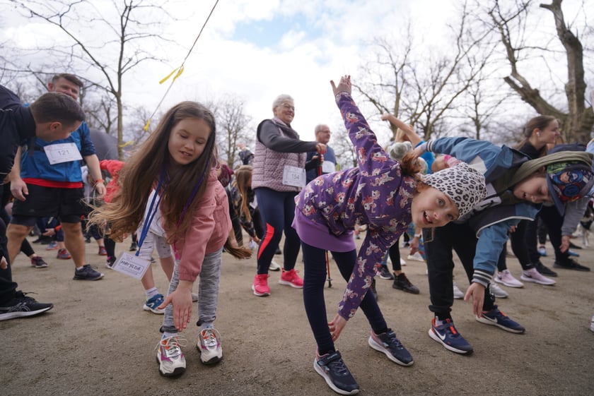 Uczestnicy ?Urodzinowego, charytatywnego biegu i marszu nordic walking dla Lenki? w parku Południowym