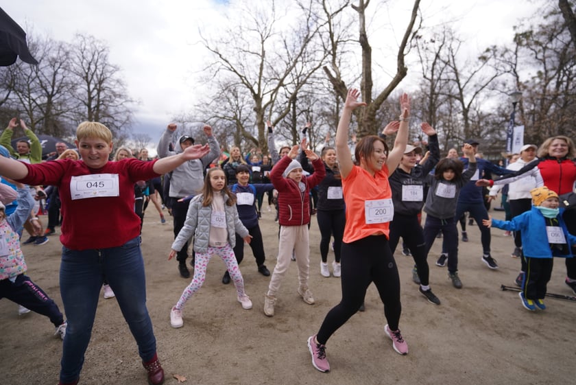 Uczestnicy ?Urodzinowego, charytatywnego biegu i marszu nordic walking dla Lenki? w parku Południowym