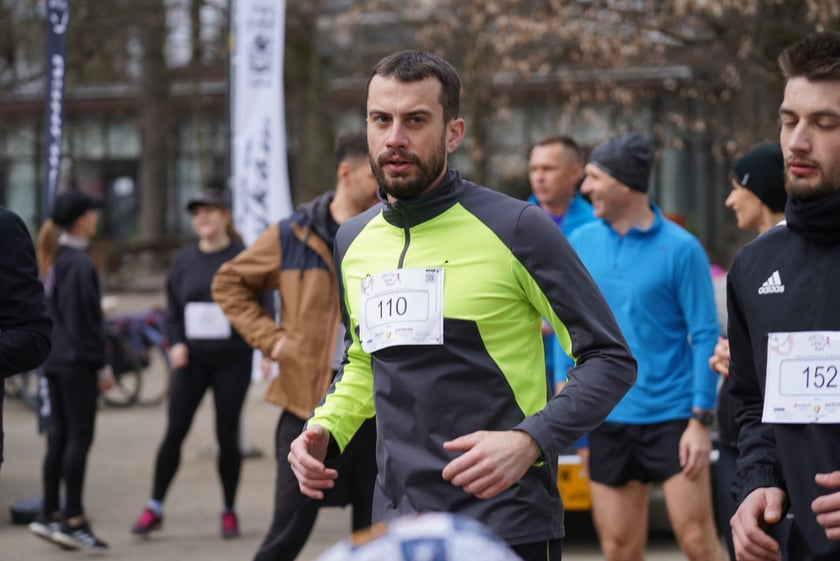 Uczestnicy ?Urodzinowego, charytatywnego biegu i marszu nordic walking dla Lenki? w parku Południowym