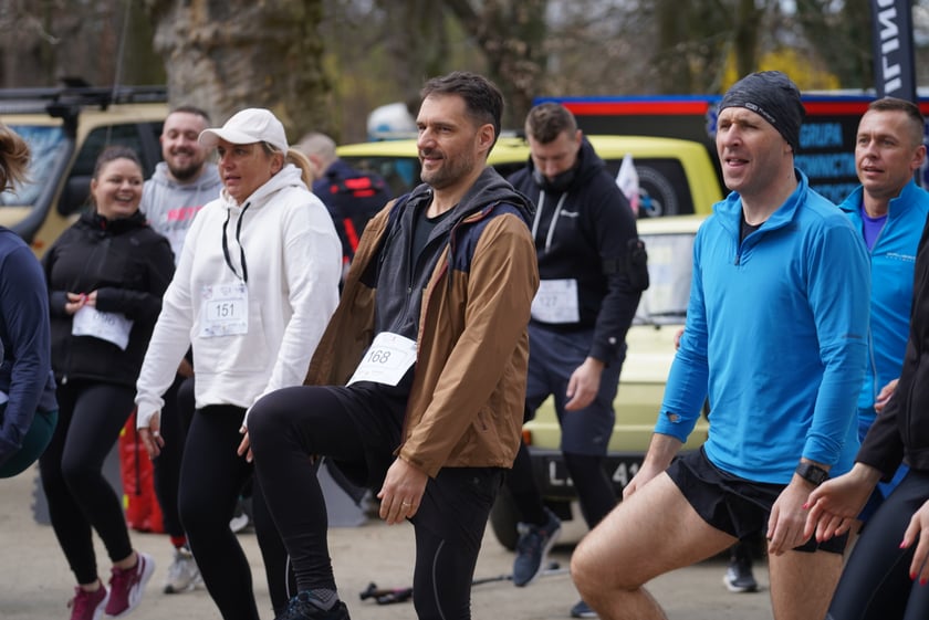 Uczestnicy ?Urodzinowego, charytatywnego biegu i marszu nordic walking dla Lenki? w parku Południowym