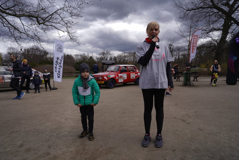 Uczestnicy ?Urodzinowego, charytatywnego biegu i marszu nordic walking dla Lenki? w parku Południowym