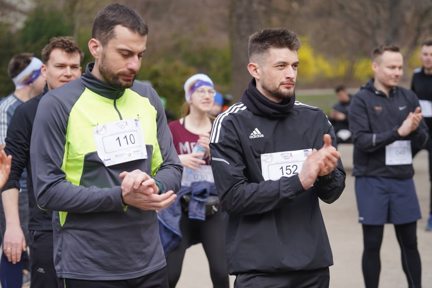 Uczestnicy ?Urodzinowego, charytatywnego biegu i marszu nordic walking dla Lenki? w parku Południowym