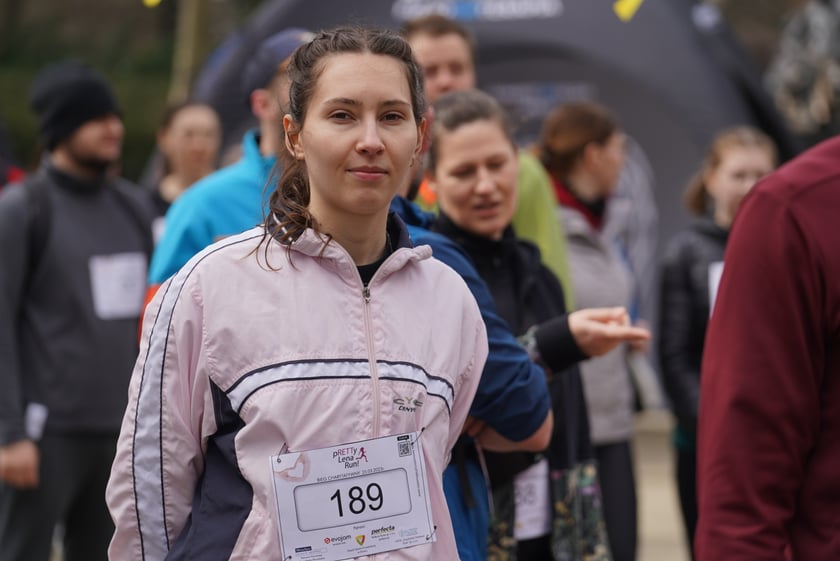 Uczestnicy ?Urodzinowego, charytatywnego biegu i marszu nordic walking dla Lenki? w parku Południowym