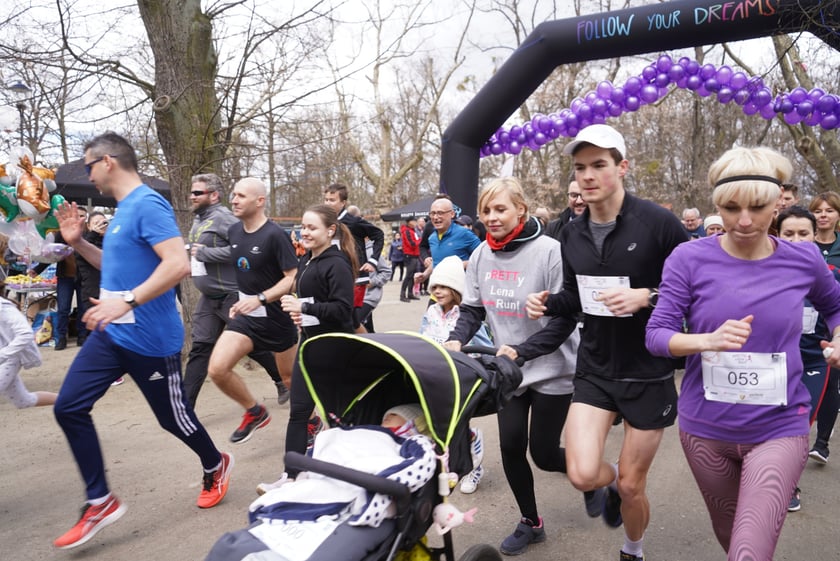 Uczestnicy ?Urodzinowego, charytatywnego biegu i marszu nordic walking dla Lenki? w parku Południowym