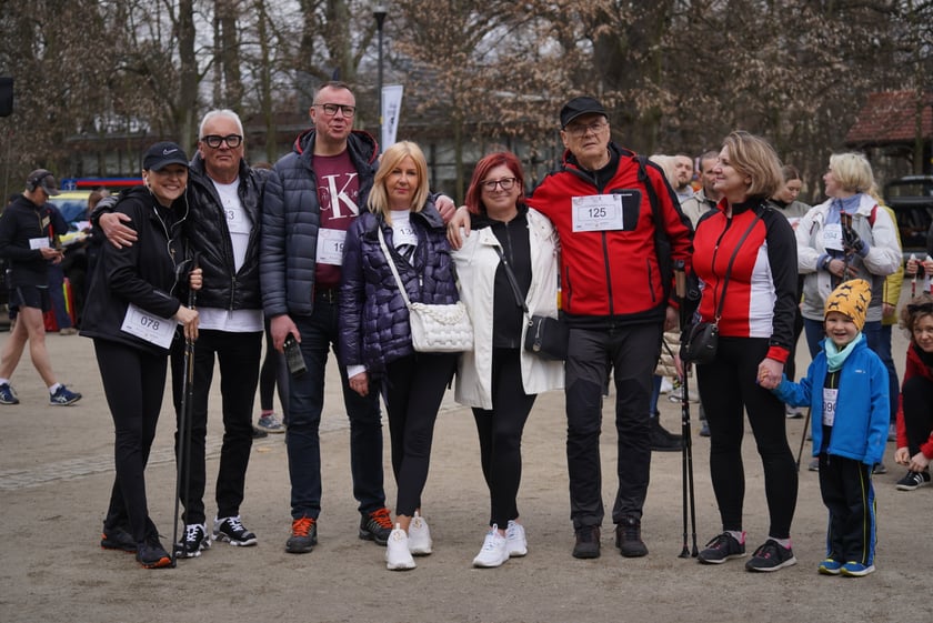 Uczestnicy ?Urodzinowego, charytatywnego biegu i marszu nordic walking dla Lenki? w parku Południowym