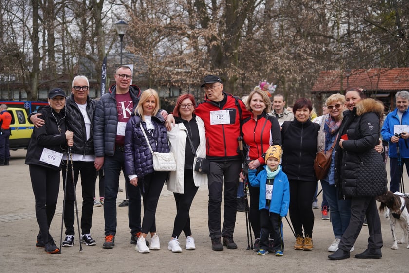 Uczestnicy ?Urodzinowego, charytatywnego biegu i marszu nordic walking dla Lenki? w parku Południowym