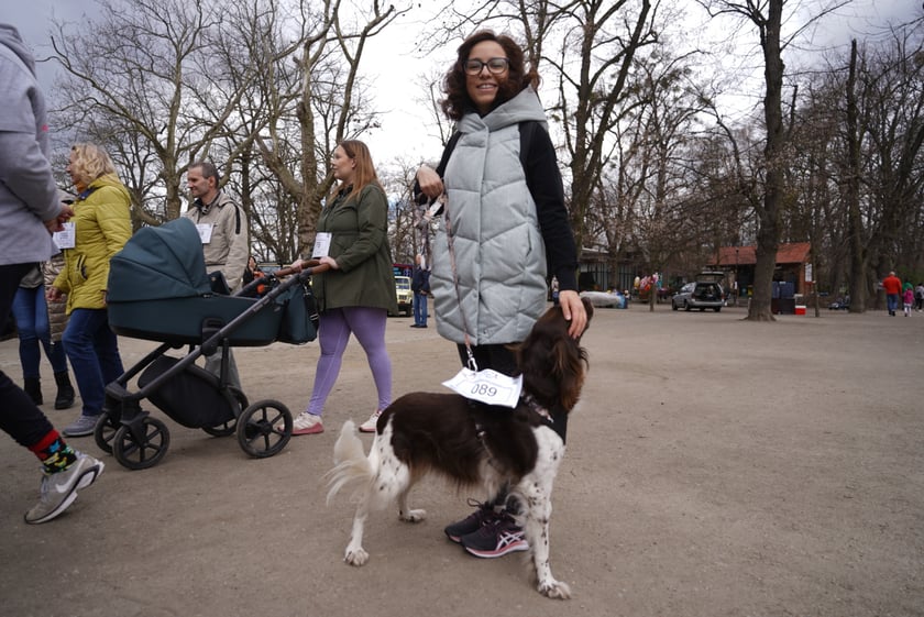 Uczestnicy ?Urodzinowego, charytatywnego biegu i marszu nordic walking dla Lenki? w parku Południowym