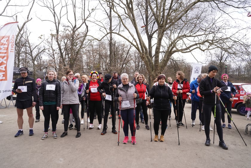 Uczestnicy ?Urodzinowego, charytatywnego biegu i marszu nordic walking dla Lenki? w parku Południowym