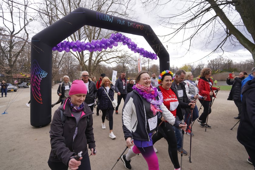 Uczestnicy ?Urodzinowego, charytatywnego biegu i marszu nordic walking dla Lenki? w parku Południowym