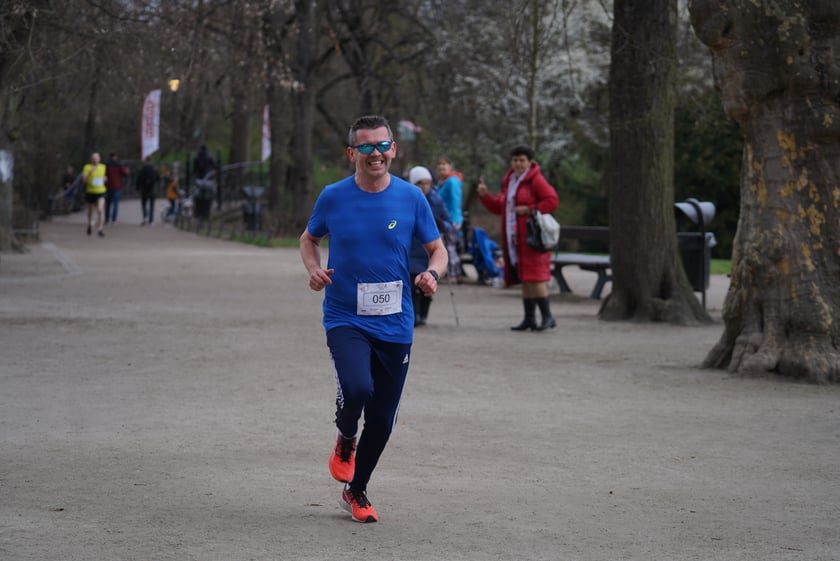 Uczestnicy ?Urodzinowego, charytatywnego biegu i marszu nordic walking dla Lenki? w parku Południowym