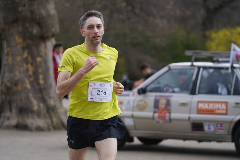 Uczestnicy ?Urodzinowego, charytatywnego biegu i marszu nordic walking dla Lenki? w parku Południowym