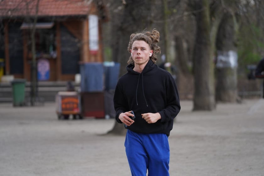 Uczestnicy ?Urodzinowego, charytatywnego biegu i marszu nordic walking dla Lenki? w parku Południowym