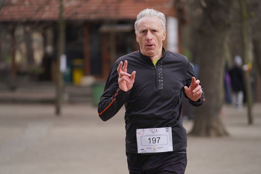 Uczestnicy ?Urodzinowego, charytatywnego biegu i marszu nordic walking dla Lenki? w parku Południowym