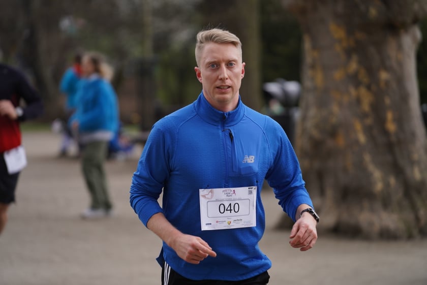 Uczestnicy ?Urodzinowego, charytatywnego biegu i marszu nordic walking dla Lenki? w parku Południowym