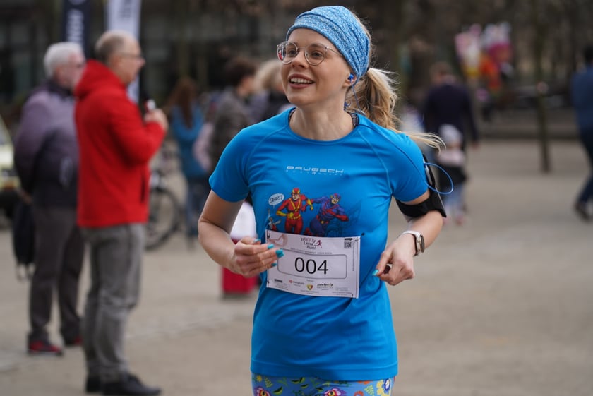 Uczestnicy ?Urodzinowego, charytatywnego biegu i marszu nordic walking dla Lenki? w parku Południowym