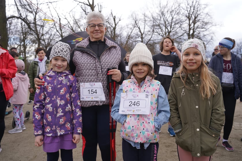 Uczestnicy ?Urodzinowego, charytatywnego biegu i marszu nordic walking dla Lenki? w parku Południowym