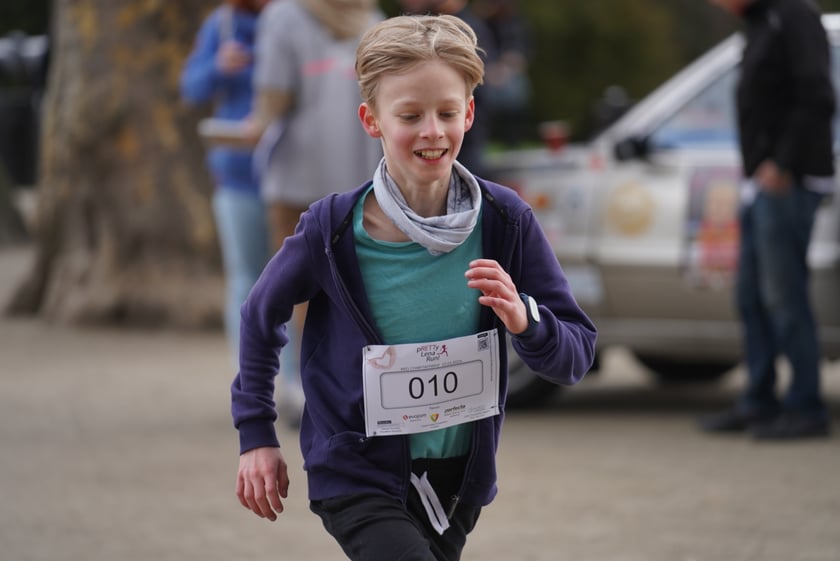 Uczestnicy ?Urodzinowego, charytatywnego biegu i marszu nordic walking dla Lenki? w parku Południowym