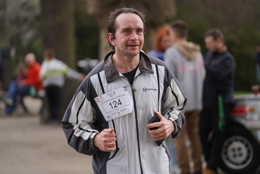 Uczestnicy ?Urodzinowego, charytatywnego biegu i marszu nordic walking dla Lenki? w parku Południowym