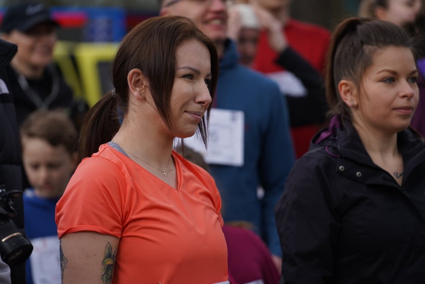 Uczestnicy ?Urodzinowego, charytatywnego biegu i marszu nordic walking dla Lenki? w parku Południowym