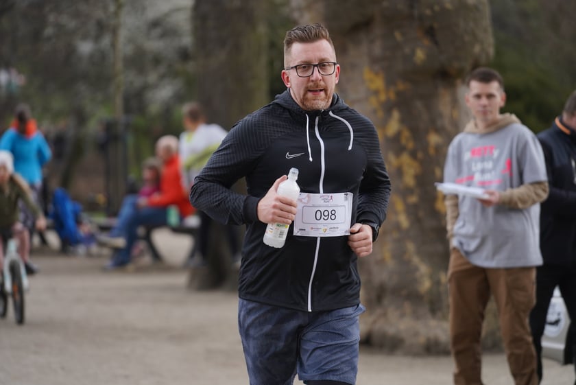 Uczestnicy ?Urodzinowego, charytatywnego biegu i marszu nordic walking dla Lenki? w parku Południowym