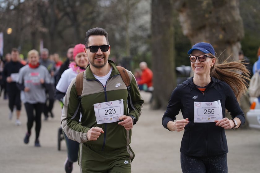 Uczestnicy ?Urodzinowego, charytatywnego biegu i marszu nordic walking dla Lenki? w parku Południowym